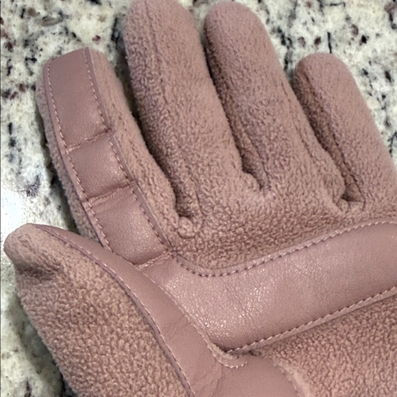 Isotoner Women’s Stretch Dusty Pink Fleece Gloves. One Size. - Picture 11 of 14